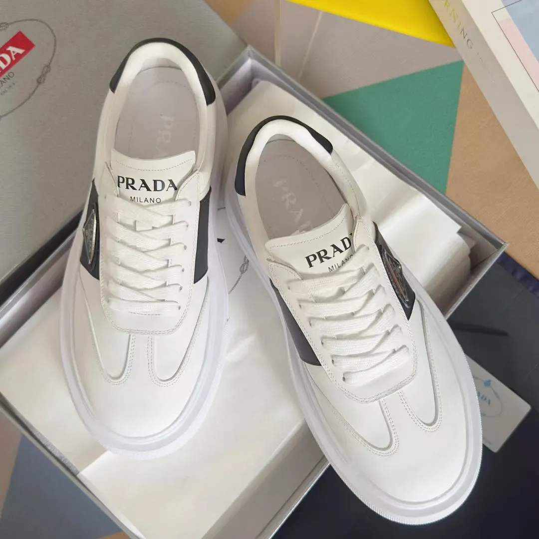 👟👟Ex-factory price 600👟👟 Couple model Prada Latest Couple model Triangle logo Thick sole Casual white shoes Sneakers Original purchase development and production This sneaker combines simple lines and distinctive details into a modern design. The leather upper presents a refined silhouette, with the Prada contrasting logo embellished on the tongue and side inserts. Exquisite packaging at the delivery counter 🛍📦 ▪️Fabric: Original custom imported cowhide material ▪️Lining: Original custom made soft sheepskin ▪️Sole: Original molded non-slip rubber outsole ▪️Sole thickness: 4CM ▪️Size: Women's 35-40 / Men's 39-45